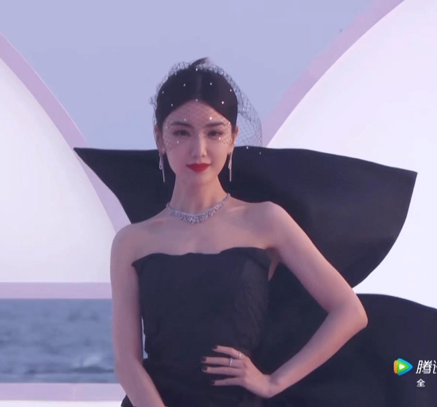 金晨瘦背瘦手臂,金晨又成功穿出三七分比例身材