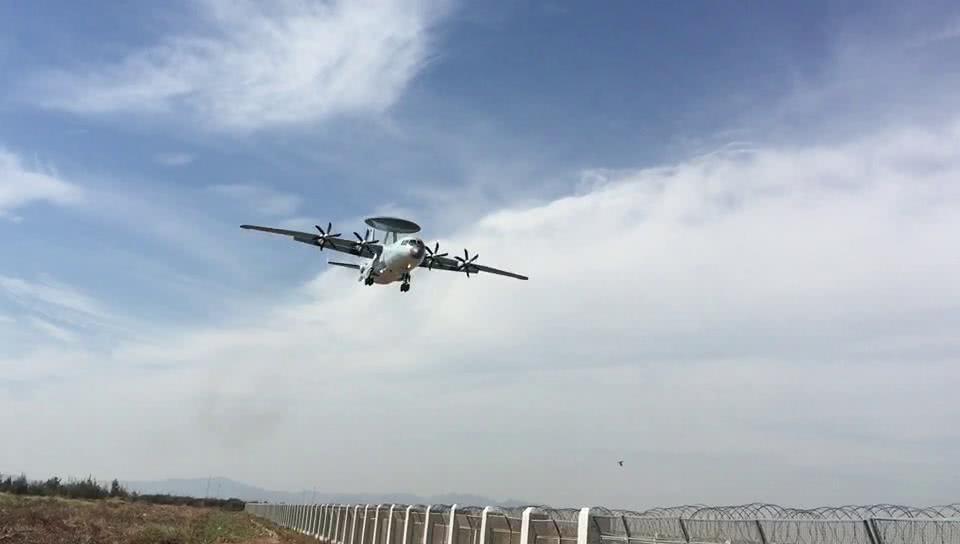 明星看战斗机从头顶飞过,外国战斗机从头顶飞过震撼视频