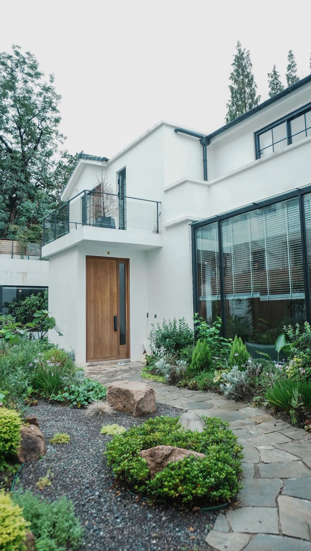 住在上海闹市400平的房子里，花开不败，开窗见池塘，太羡慕了