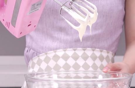 怎么提高淡奶油的稳定性,在夏天提高稳定性淡奶油打发教程