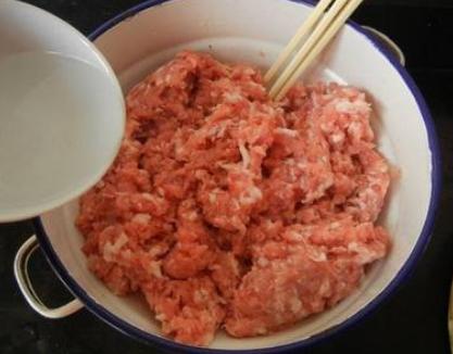 炸丸子怎么炸才会又酥又脆不回软,教你正确炸丸子外酥里嫩超级香