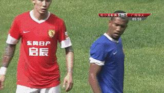 足球十大搞笑进球动图,国足足球搞笑gif高清图