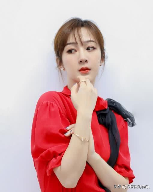 杨紫最新淡蓝色礼服,27岁杨紫穿什么裙子好看
