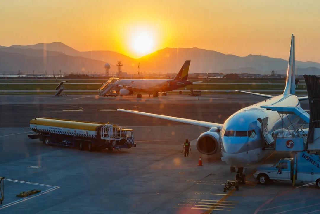 各航空公司机票降价时间,航空公司降薪有多严重