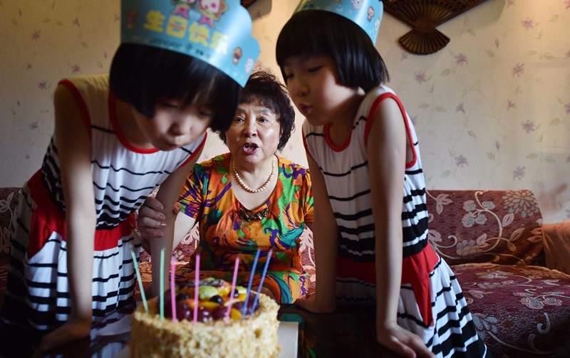 60岁盛海琳高龄产妇生下双胞胎,60岁生双胞胎的盛海琳丈夫离世