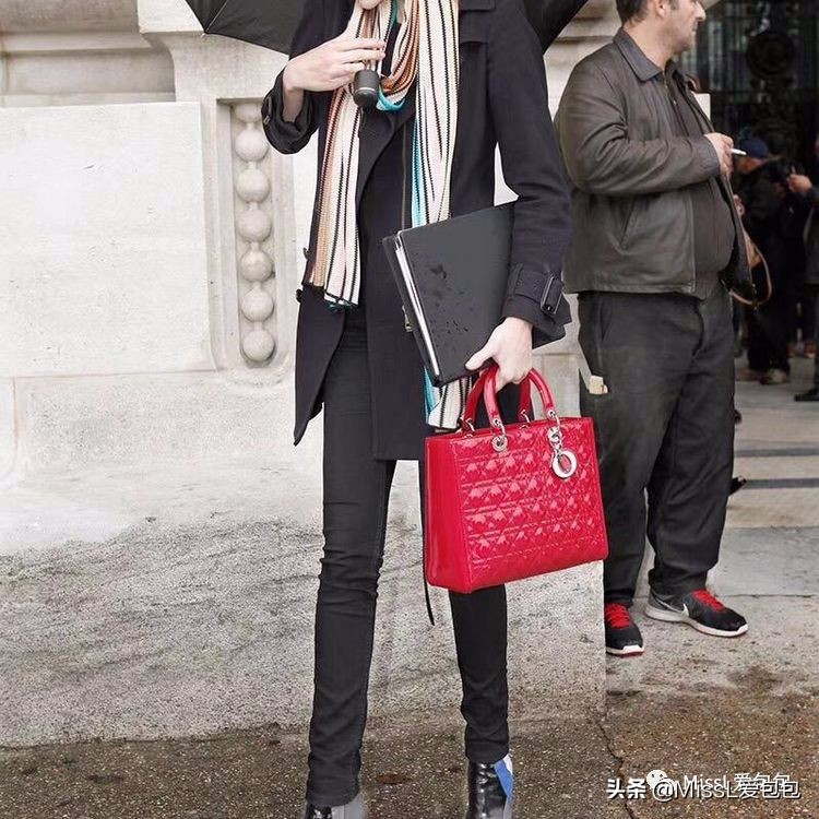 母亲节买束鲜花送妈妈,母亲节送妈妈一个皮包