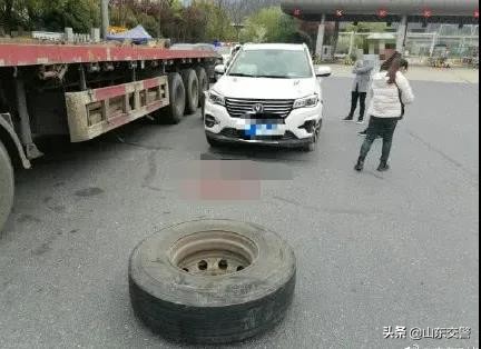 当心掉物,注意路上捡东西的危险