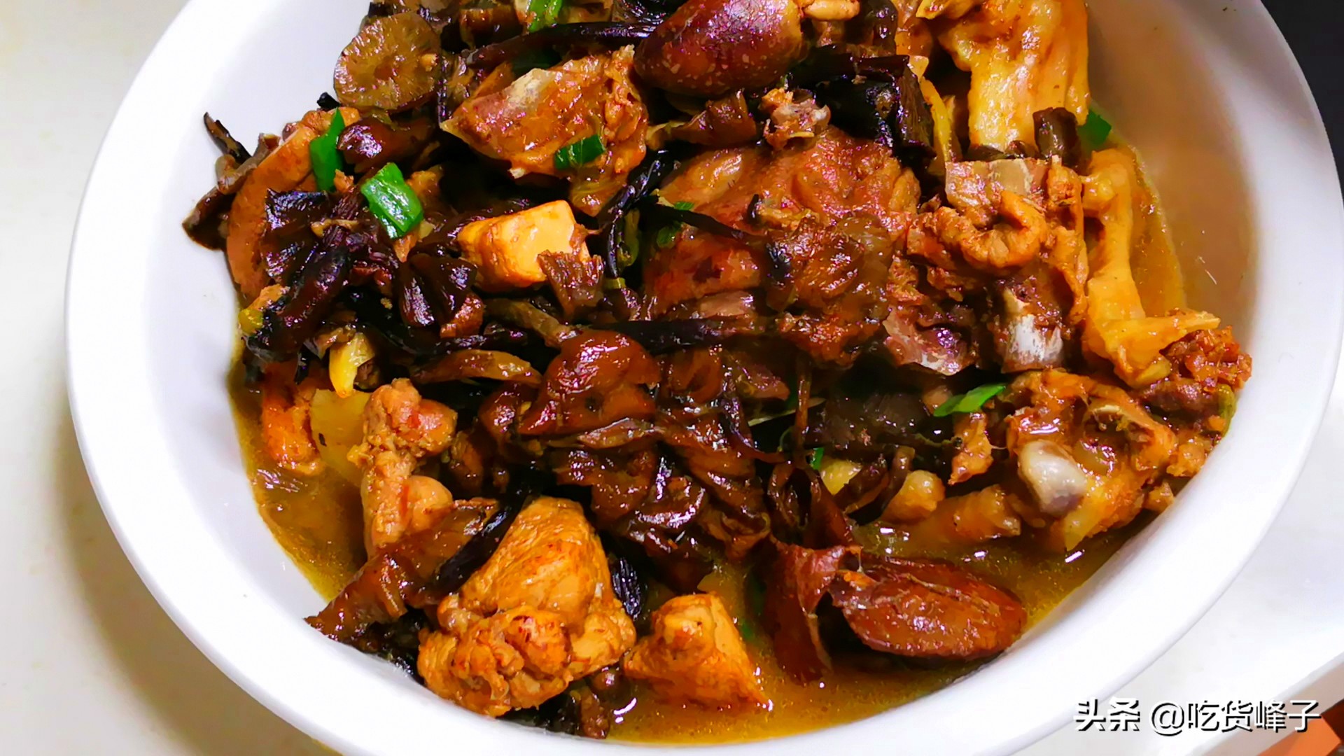 炖鸡时有人烧水有人直接炖,炖鸡时有人先焯水