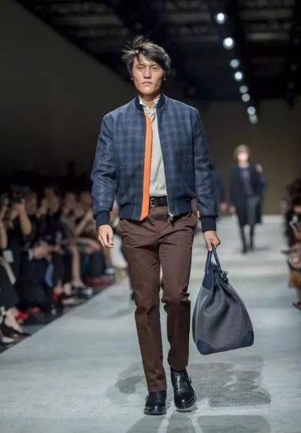 马德钟20岁儿子准备出道，私下照片却被吐槽：太显老