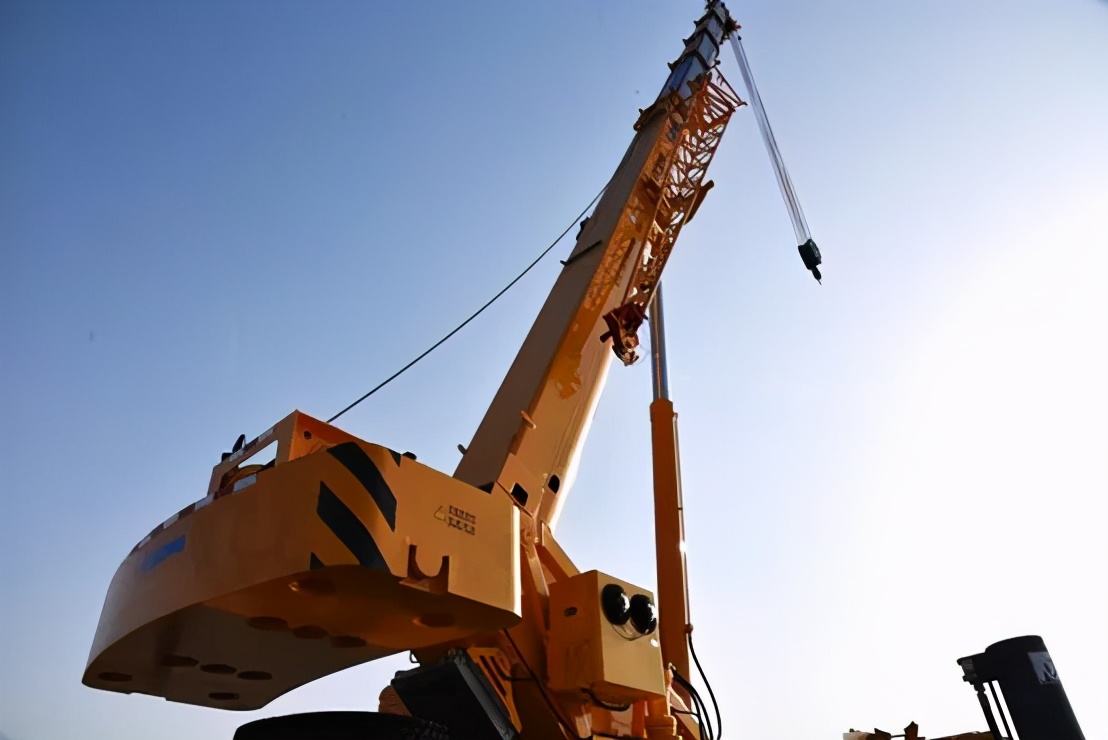 25吨吊车和40吨吊车操作一样吗,25吨吊车和35吨吊车参数差不多