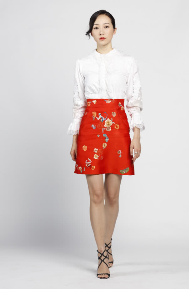 韩雪穿搭夏天气质发型图,大波浪不出错烫发