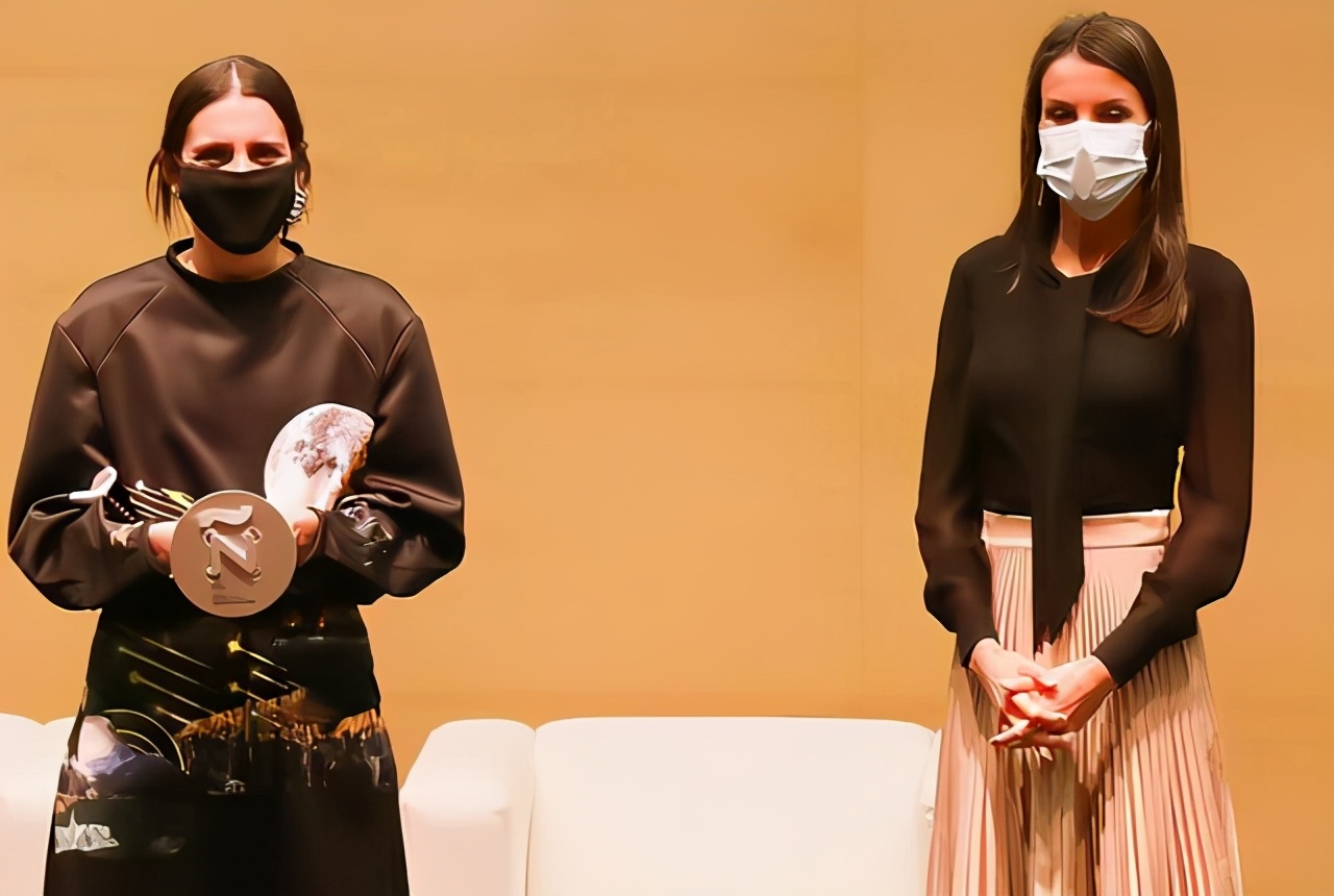 王后莱蒂齐亚穿衣搭配,莱蒂齐亚王后惊艳亮相