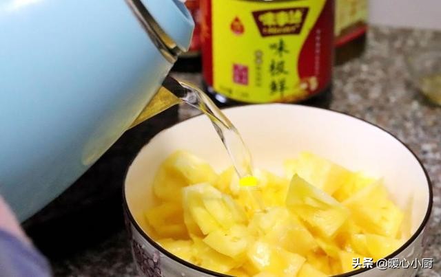 菠萝在盐水里面要泡几分钟才好吃,菠萝用盐水泡几分钟才能好吃