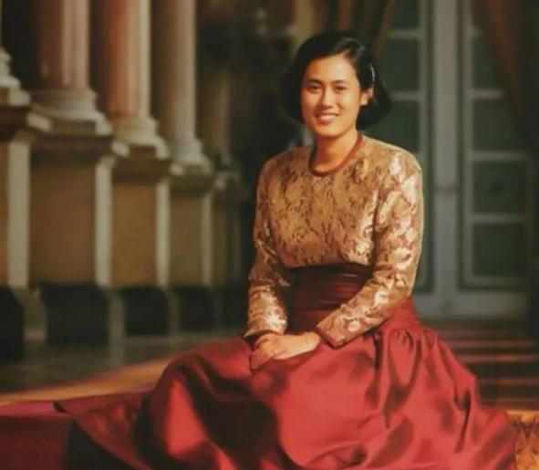 她是泰国三公主，却被人民视为“国母”，泰王玛哈都得敬她三分