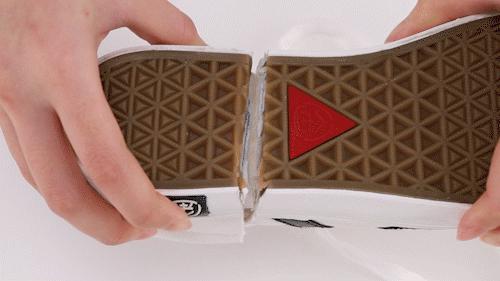 34年老国货再发力！89元刮起一阵帆布鞋风，金鹰节女神也没抵挡住