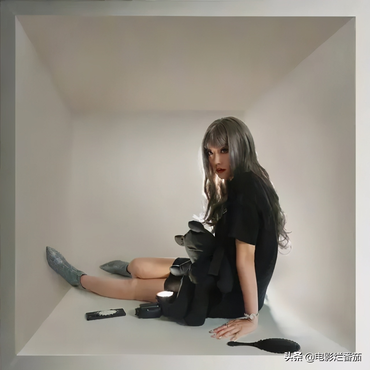 25分钟，她当着镜头把衣服一件件脱干净，只为表达中国女性困境