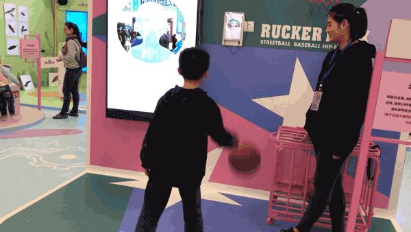 百度在上海再开快闪店！能和机器玩变脸，还能给自己做表情包！