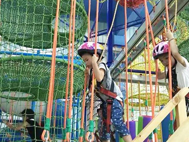 小孩戴安全绳蹦床花式玩法,各种花式蹦床合集