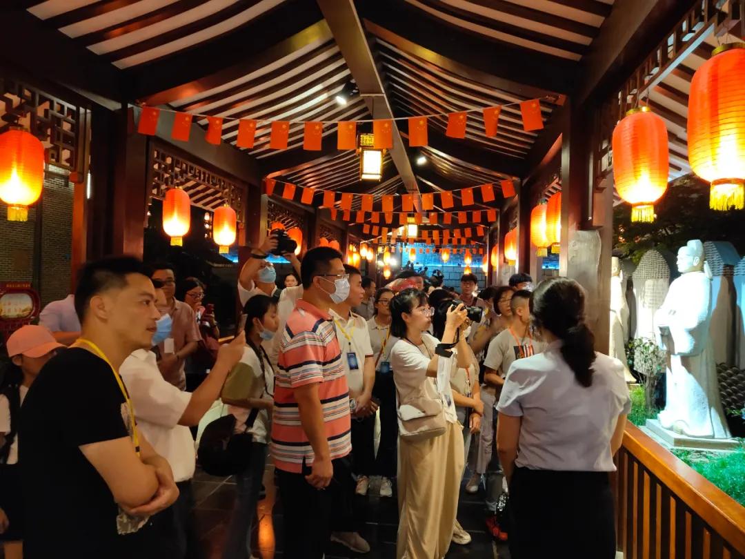 桂林迎来首个香港入境旅游团,桂林一万多人旅游团