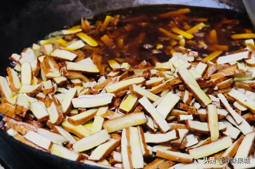 70岁大叔卖自创小吃40年,70岁老人在街边卖美食