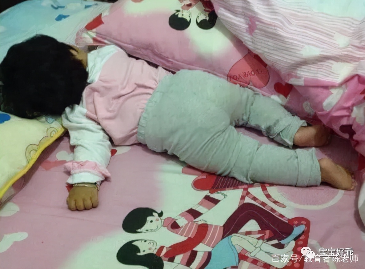 0-3个月婴儿怎么趴怎么翻过来,宝宝趴睡要帮他左右换头吗