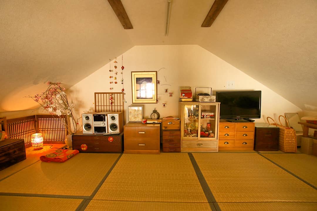 顶层带20平米左右的阁楼房子,有阁楼的挑高房子