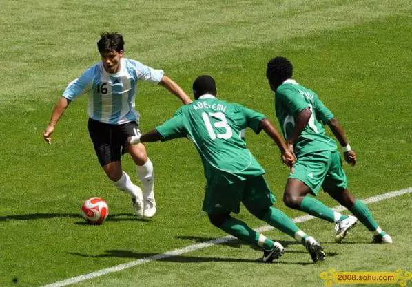 踢足球导致的o型腿能纠正吗,小学踢足球会导致o型腿吗