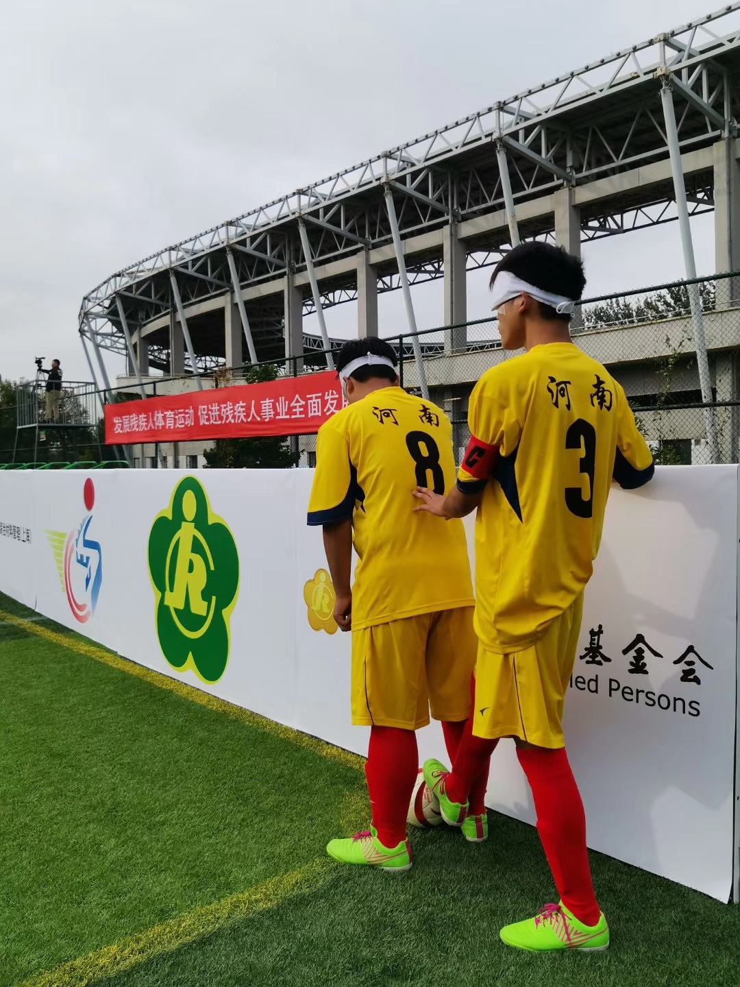 盲人观看足球赛,盲人现场看足球