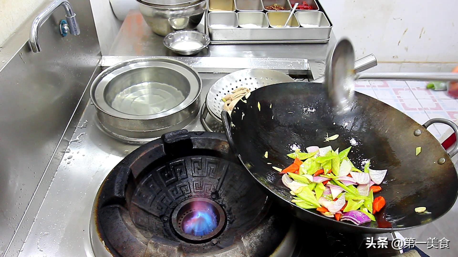 厨师长教你火爆腰花，腰花不腥不臊原来有决窍，这做法正确正宗