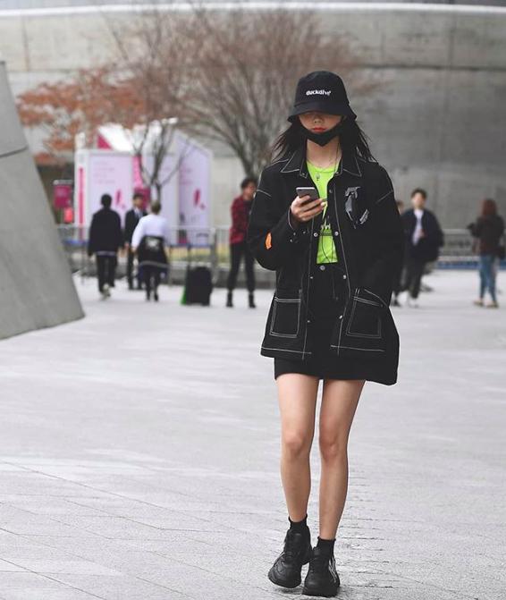 韩国街拍小姐姐穿牛仔外套,韩国时尚穿搭小姐姐上衣裤子