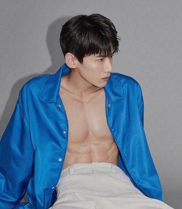 脸上有很多痣的男生代表什么,男人脸上有哪些痣不好图片