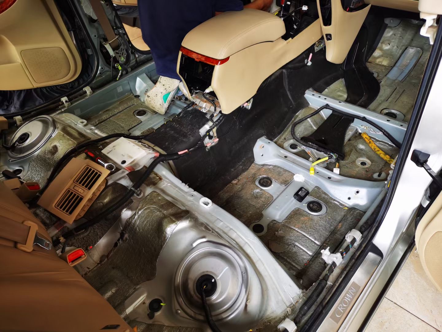 女同事都不愿意上我车了,06年皇冠除臭