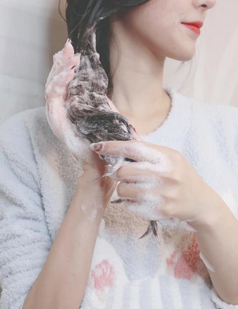 洗完头四天出油正常吗,刚洗头发怎么让头发变得很好看