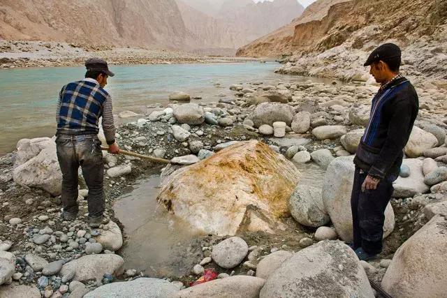 黄沁籽料的皮色和毛孔,籽料毛孔皮色怎么鉴别