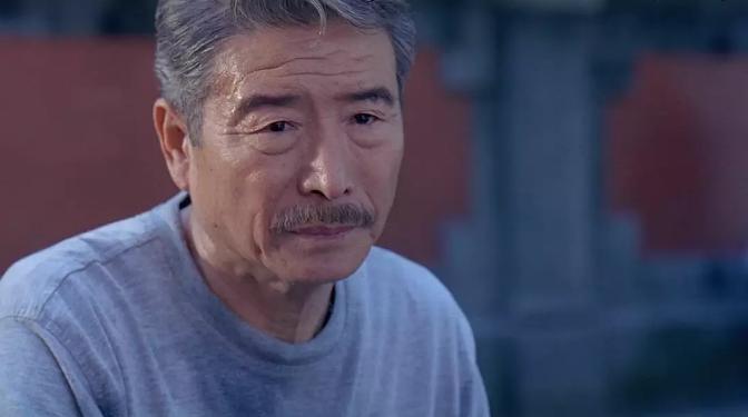 再看《饮食男女》，那些沉默又孤独的中国父亲，正在被时代所打败