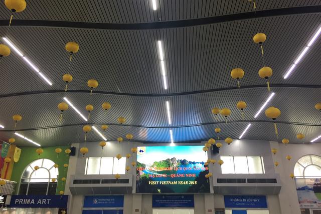 这里虽然风景如画人们生活的却很凄惨没日没夜的追着大船讨生活