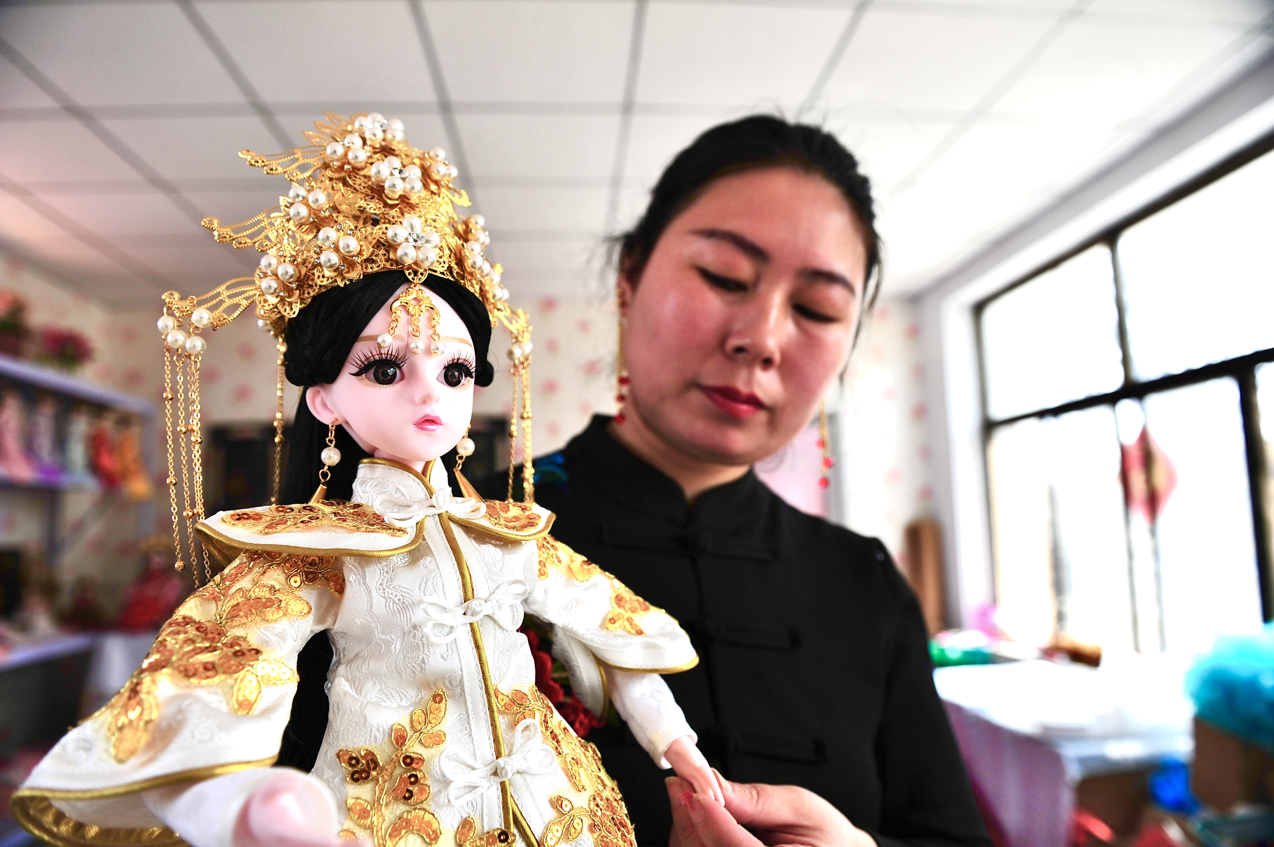 农家女开直播教做古典娃娃，拥有23.5万粉丝，收徒超过200名