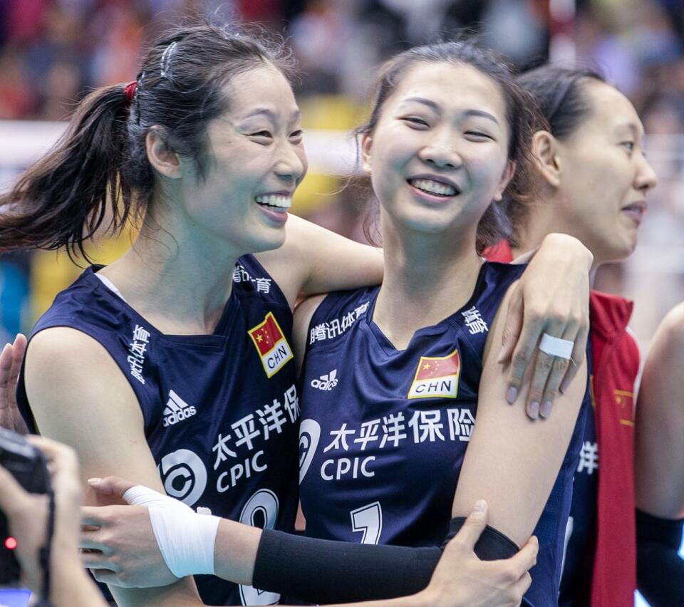 女排朱婷20分钟救主,女排李盈莹砍下32分