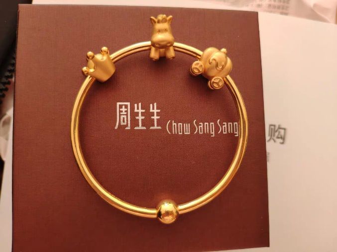 周生生和潘多拉哪一个高档,黄金库洛米手镯周生生
