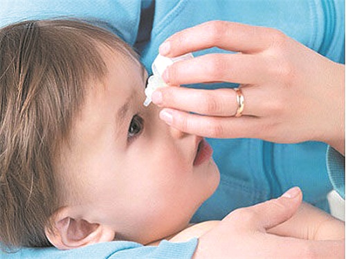 小孩把风油精当眼药水滴在眼睛里,小孩把风油精滴眼睛了怎么办