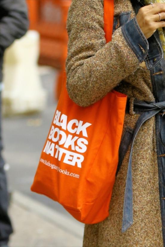 现在的斜挎帆布包还流行吗,还在背水桶包吗