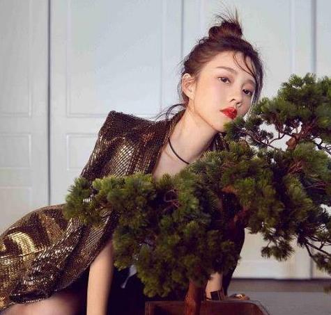 冯提莫红色御姐,冯提莫短发造型亮眼