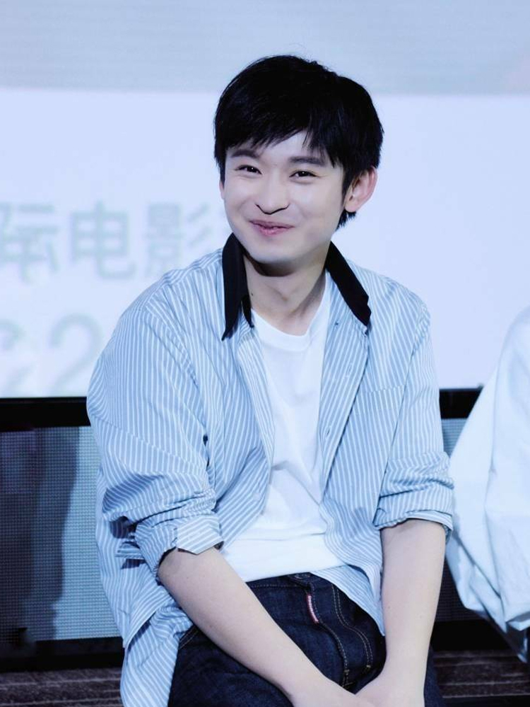 董子健庆生视频,董子健为孙怡庆生