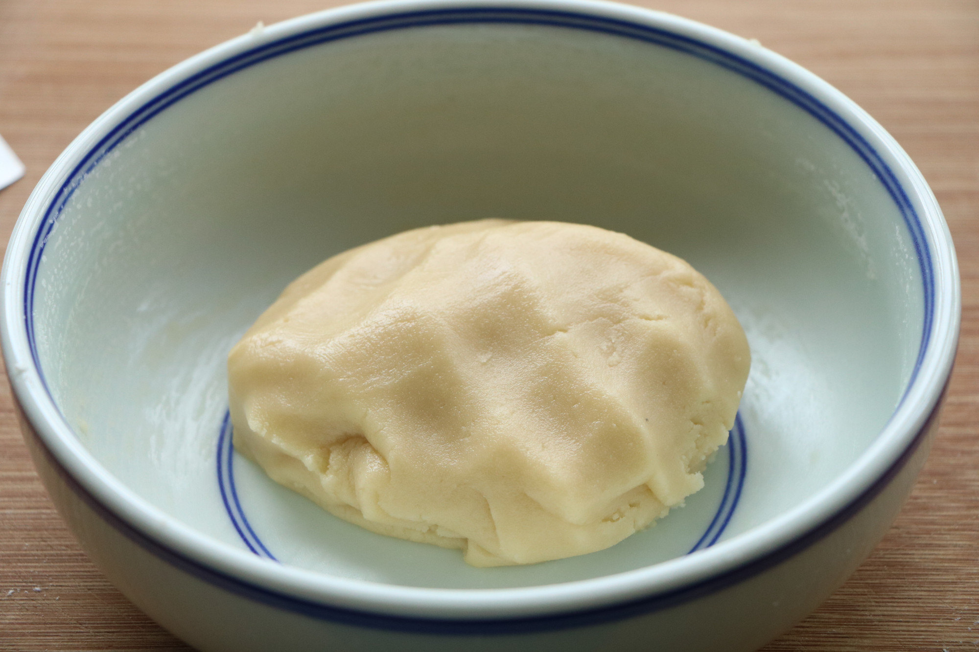 绿豆饼圆的厚的外皮像炸过一样,九度七冰皮绿豆饼外皮软糯