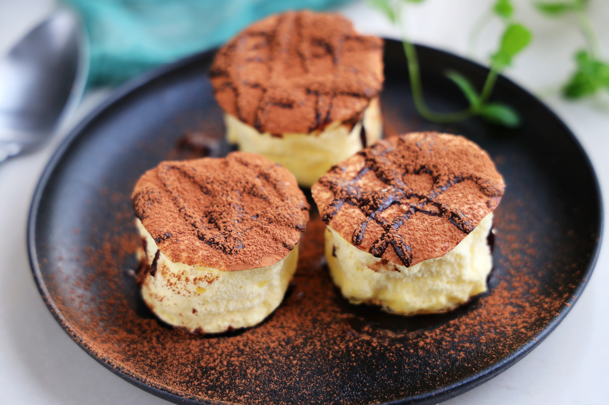 鸡蛋面粉这样做太好吃了，不用烤箱平底锅就搞定，无油无水超解馋