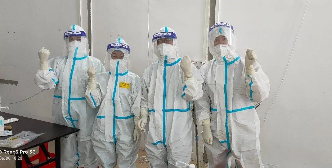 抗疫战场党旗飘扬,抗疫党旗在风雪中飘扬