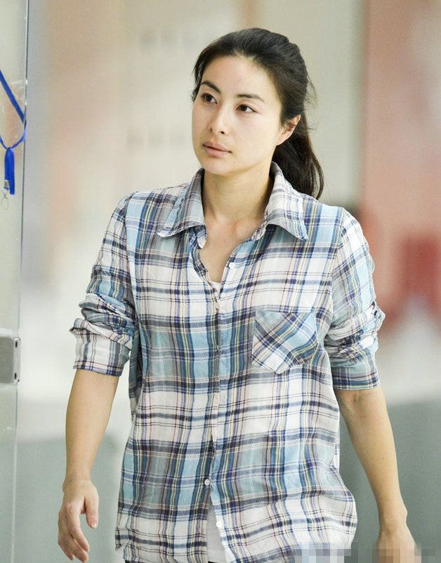 郭晶晶买地摊货的样子,阔太太郭晶晶