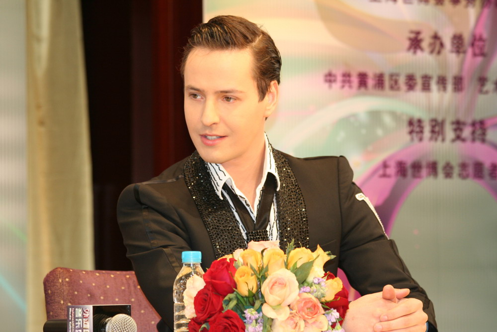 还记得俄罗斯海豚音王子维塔斯吗，消失近10年，他在做些什么