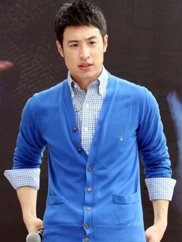 潘玮柏带小14岁娇妻现身机场,潘玮柏娶了一只鸡