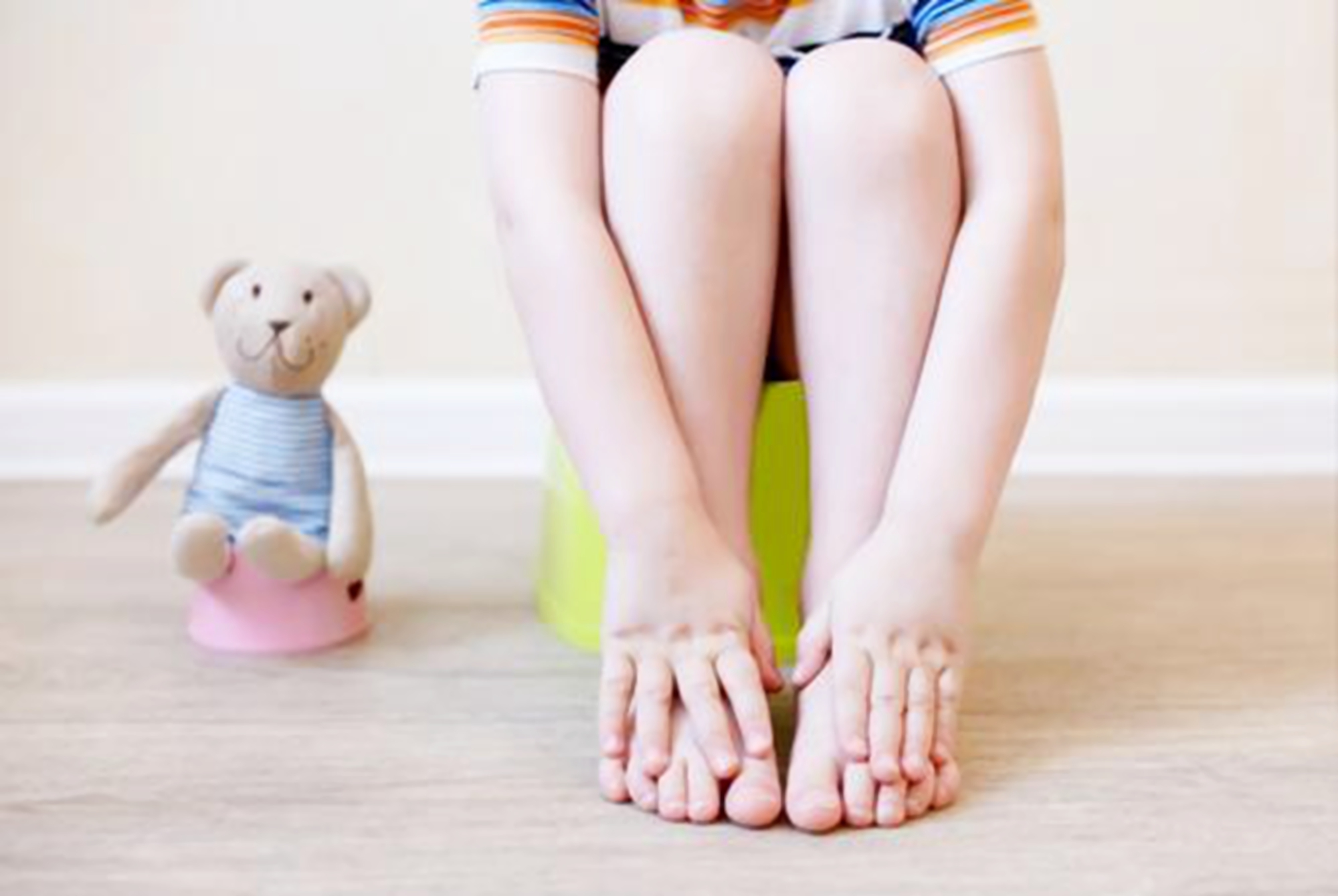 为啥孩子不在幼儿园拉臭臭？四个“苦衷”要理解，学会正确引导